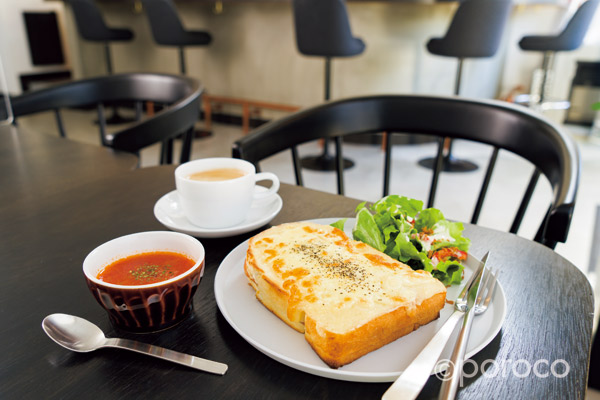 トーストで世界を旅する・円山「ZOUcafe」の焼きたてトースト｜poroco