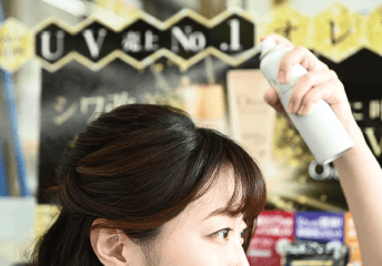 オレゾ ホワイトシリーズ スプレータイプを試用する湯浅さん