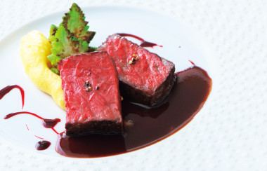 【IWBろまね】 ソムリエ厳選の豊富なワインと こだわりの本格フレンチを味わう