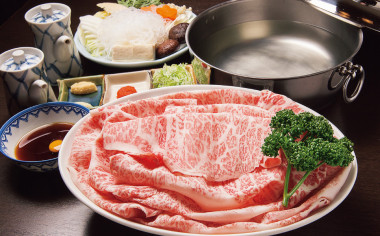 【すき焼き・しゃぶしゃぶ 牛のいしざき】老舗の名店で心ゆくまで味わう とろける食感が極上の黒毛和牛