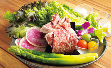 【和牛焼肉 隆仙】旬の夏野菜のみずみずしさとともに 厳選和牛の旨味を味わうご褒美焼肉