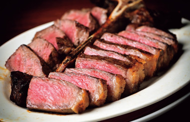 【てっぱん焼きダイニング ゑびす】 一頭からわずか数枚しか取れない 幻の北海道産牛Tボーンステーキ