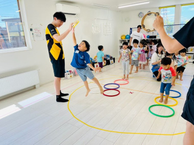プロバレーボール選手の「うんどう教室」が評判の「GEADあおぞらこども園」。新入園児募集中！