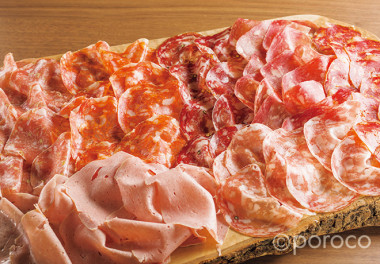 【北海道・余市】名シェフ2人がタッグを組んだ、テラスからブドウ畑を望む「ハム工房」