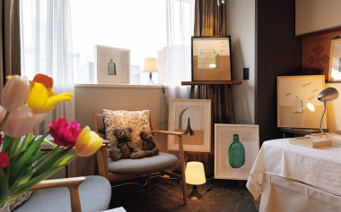 クロスホテル札幌 客室がアートギャラリーに 「PLUS ART FAIR 2026」